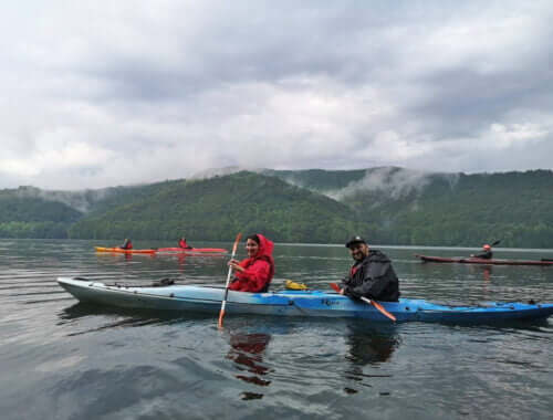 Caiac dublu pe Lacul Vidraru