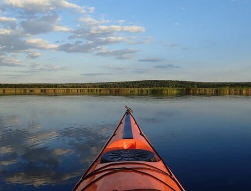 Caiac portocaliu pe vreme buna în Delta Neajlovului