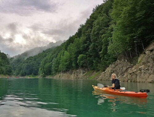 Caiacul portocaliu pe lacul Paltinu
