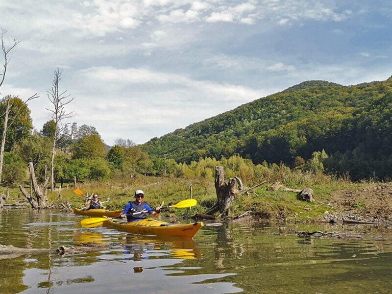 Caiac pe lacul Siriu